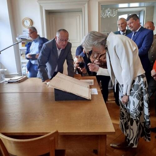 Les descendants du général de Gaulle en visite aux Archives