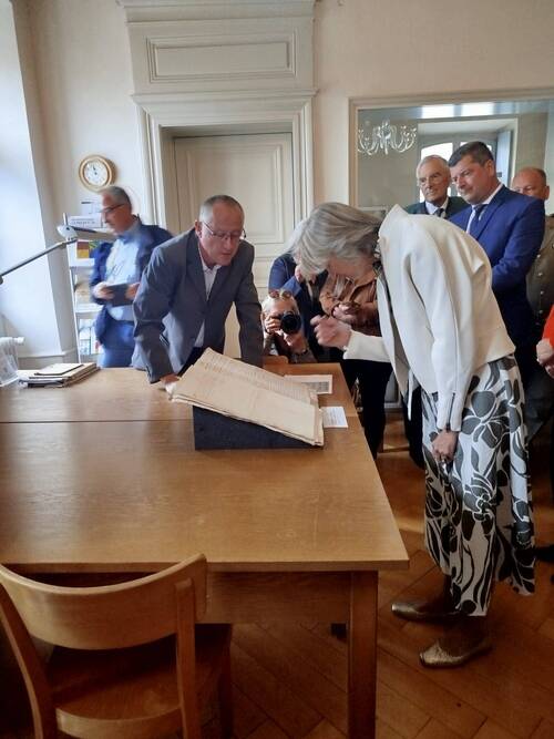 Anne de Laroullière, petite-fille du général de Gaulle, en visite aux AAEB