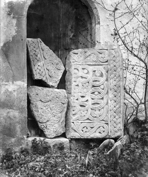 Vestiges de la collégiale de Moutier (calotype du 19e s., MJAH)
