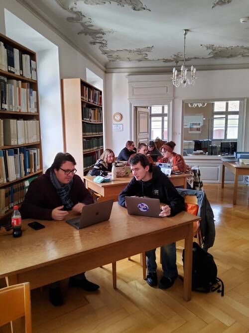 Studentinnen und Studenten der Universität Basel bei der Vorlesung des Kurators über mittelalterliche Paläographie