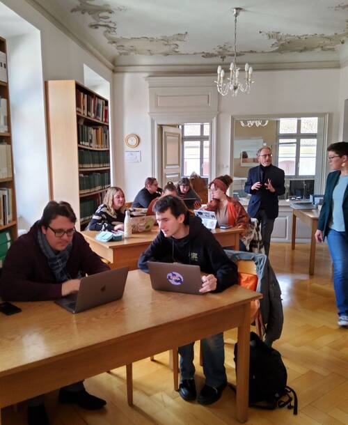 Studierende der Universität Basel (Paläographiekurs des Konservators)
